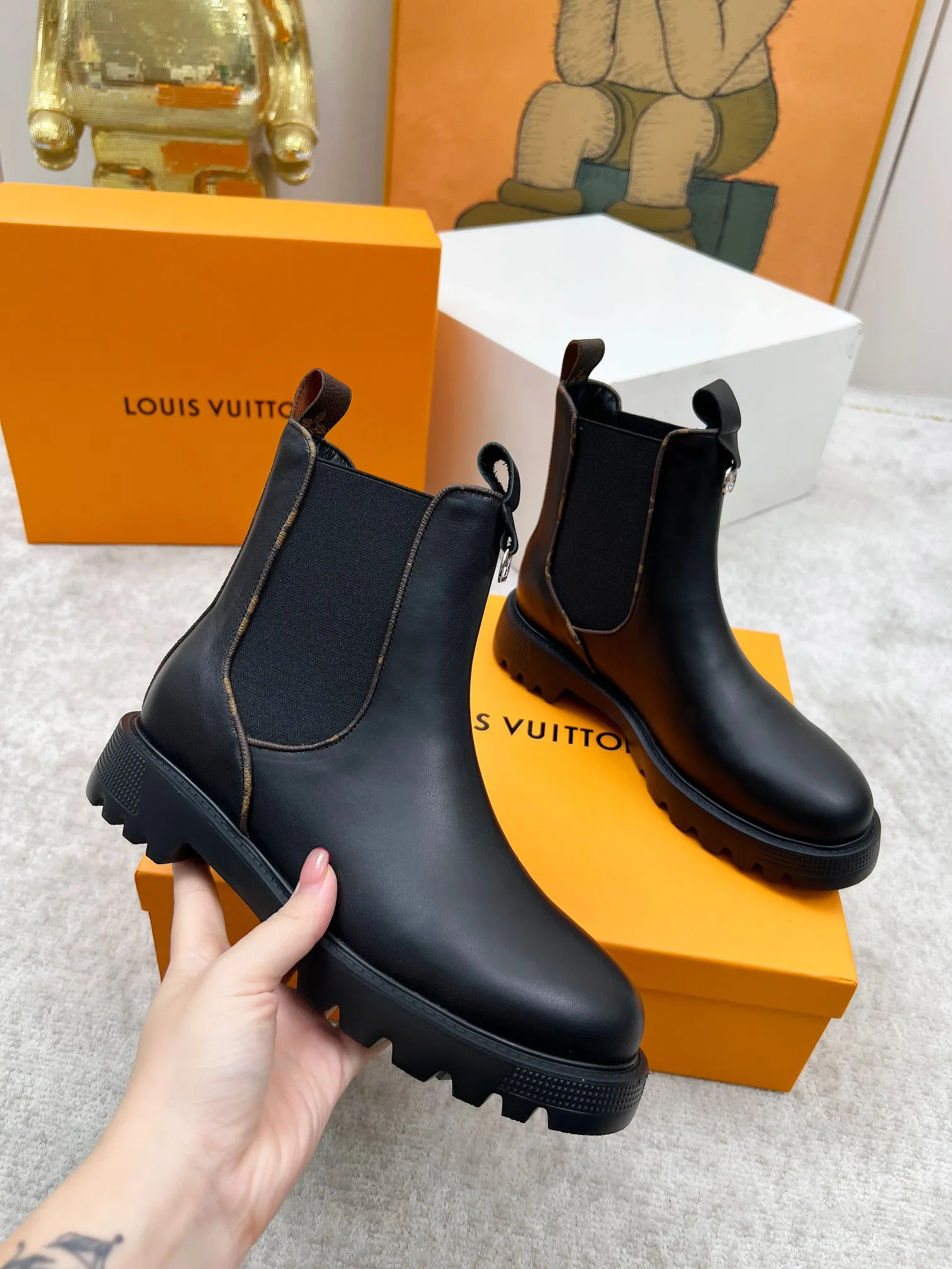 👟👟Ex-factory price 540👟👟 LOUS VUITON 🔥🔥🔥️ The latest short boots model from Louis Vuit 2025 official website, official website 💯 original version 1:1. LV Beaubourg uses calfskin to present a Chelsea-style upper, with a lightweight thick sole. Monogram canvas trim and contrast stitching outline the elastic side panels and seams respectively, cleverly interpreting the balance of strength and softness. It is a fashionable short boot that is comfortable and generous, versatile and very good-looking. Upper: Full-grain calfskin. Lining feet: sheepskin. Color: black/coffee, 35 to 40 yards, (414243 yards can be customized without return or exchange) Bosses are welcome to place orders!